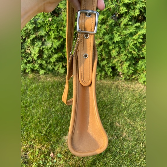 VINTAGE COACH BAG (RARE COLOR) - Picture 11 of 13